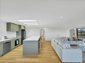 2-Bed Beach Haven with Garden & Alfresco Dining